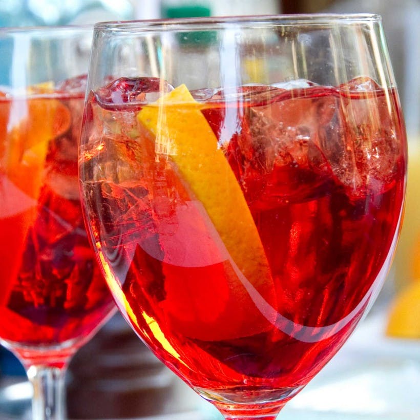 Cocktail. La ricetta migliore dello spritz con Aperol, Campari o Cynar