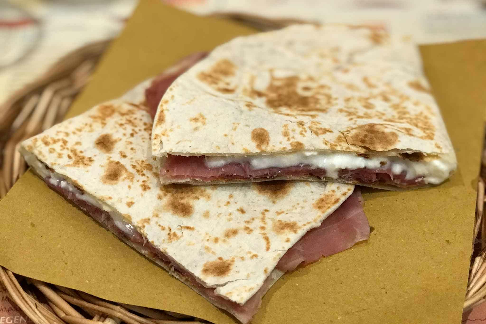 Piadina romagnola fatta in casa: ricetta tradizionale. Occhio ai 5 errori