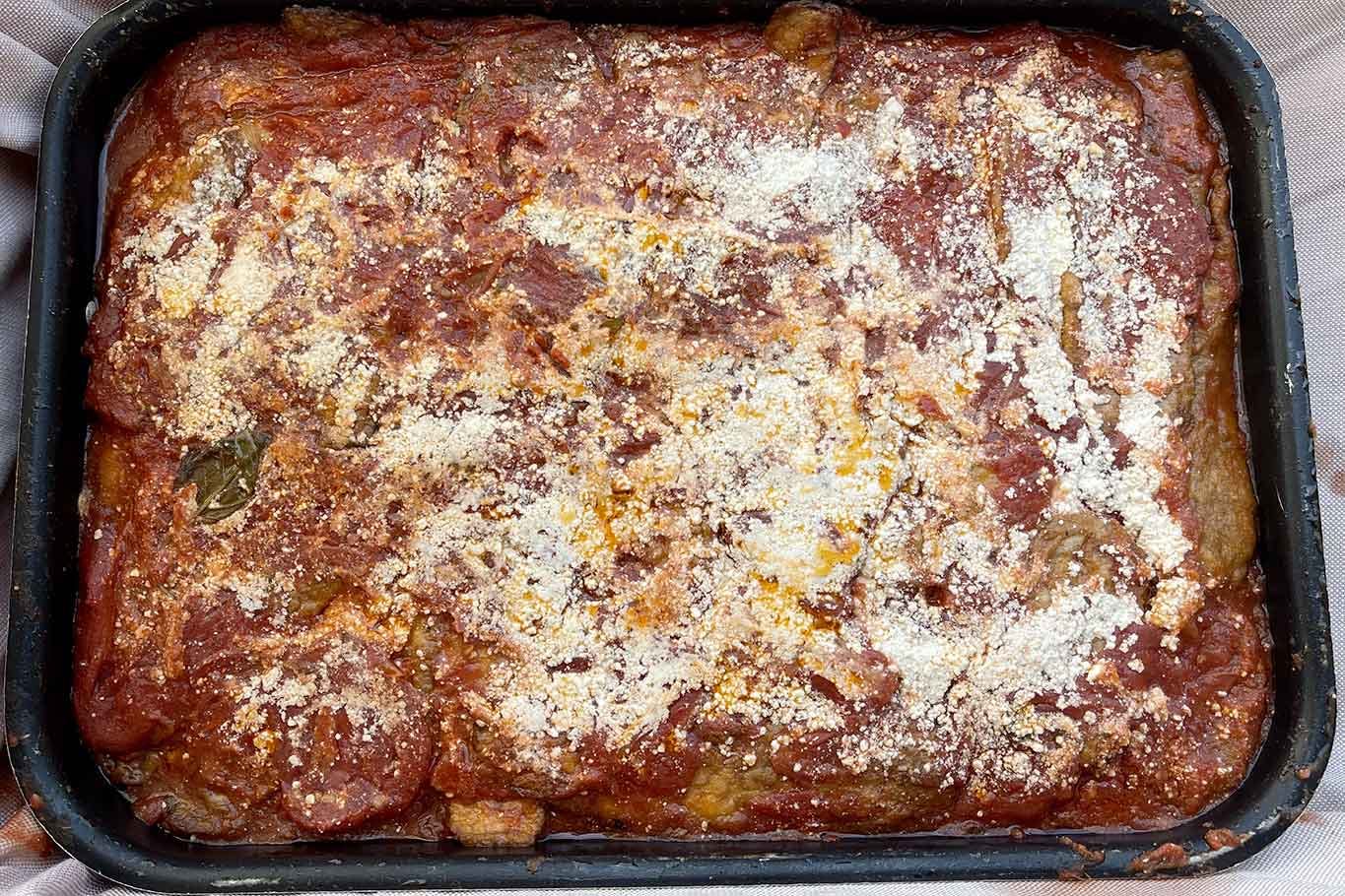 Come fare la parmigiana di melanzane: ricetta originale e non molle