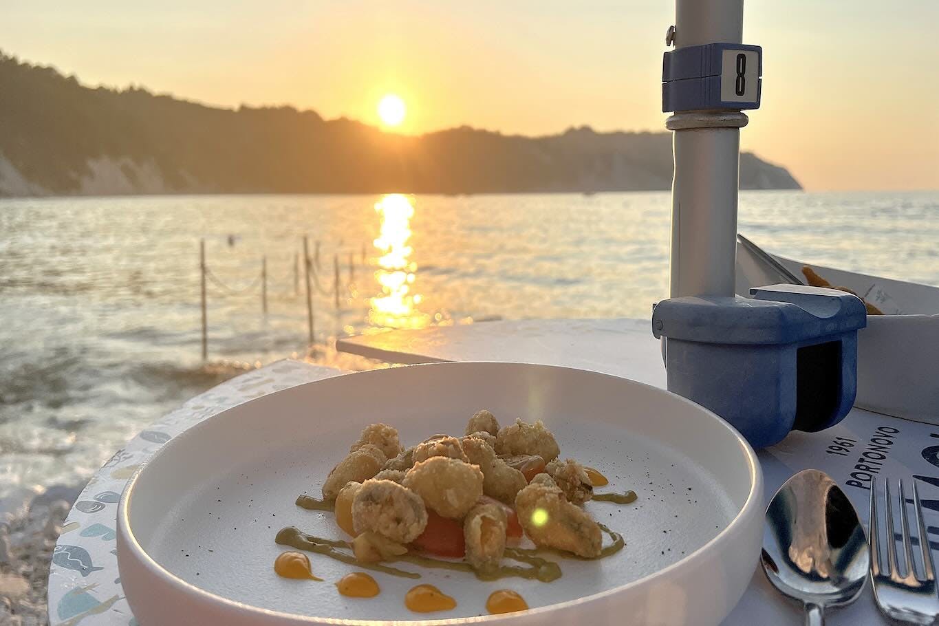 Il Molo a Portonovo per un aperitivo che diventa cena in spiaggia