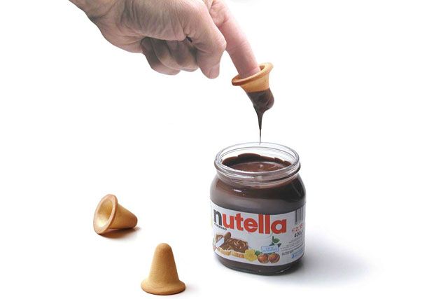 Il dito con biscotto nella Nutella fa schifo a Selvaggia Lucarelli. Seguono Maurizio Gasparri e Peter Gomez