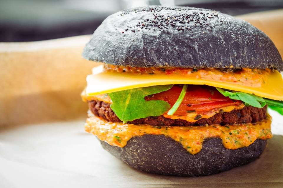 Hamburger a Milano. Com’è Flower Burger, hamburgeria vegana e gourmet