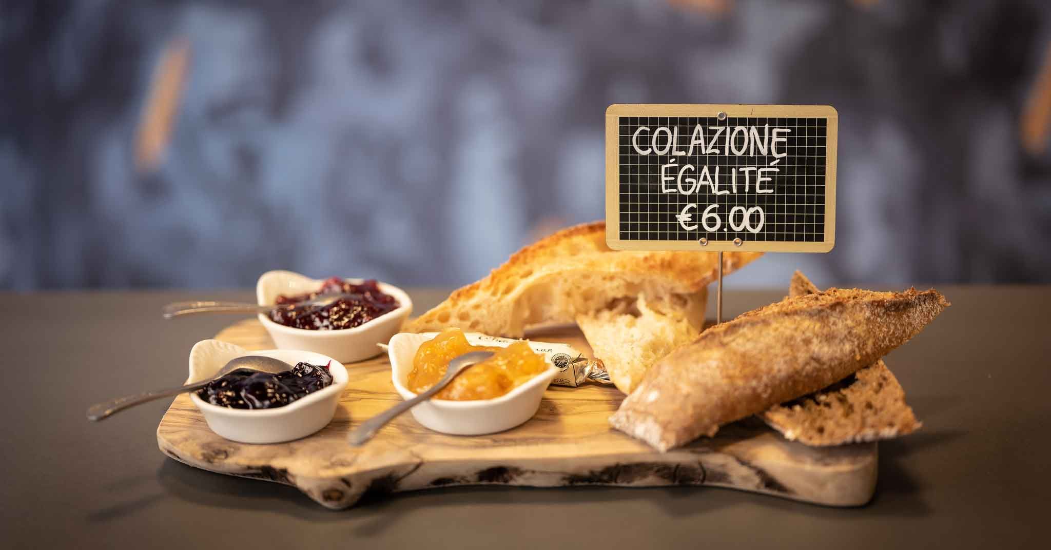 Milano. Le baguette e i croissant alla boulangerie Égalité in Porta Venezia