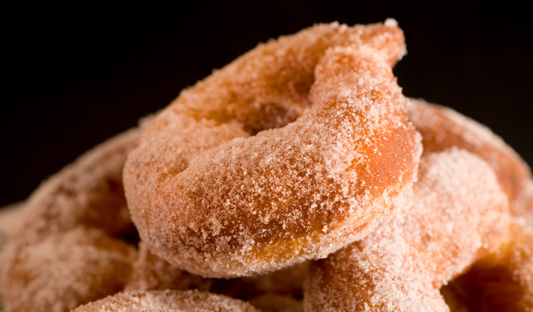 La ricetta perfetta delle ciambelle fritte con lo zucchero