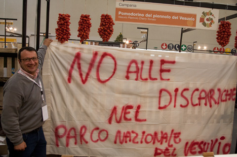 Il pomodoro contro la discarica di Terzigno. Striscione rimosso al Salone del Gusto