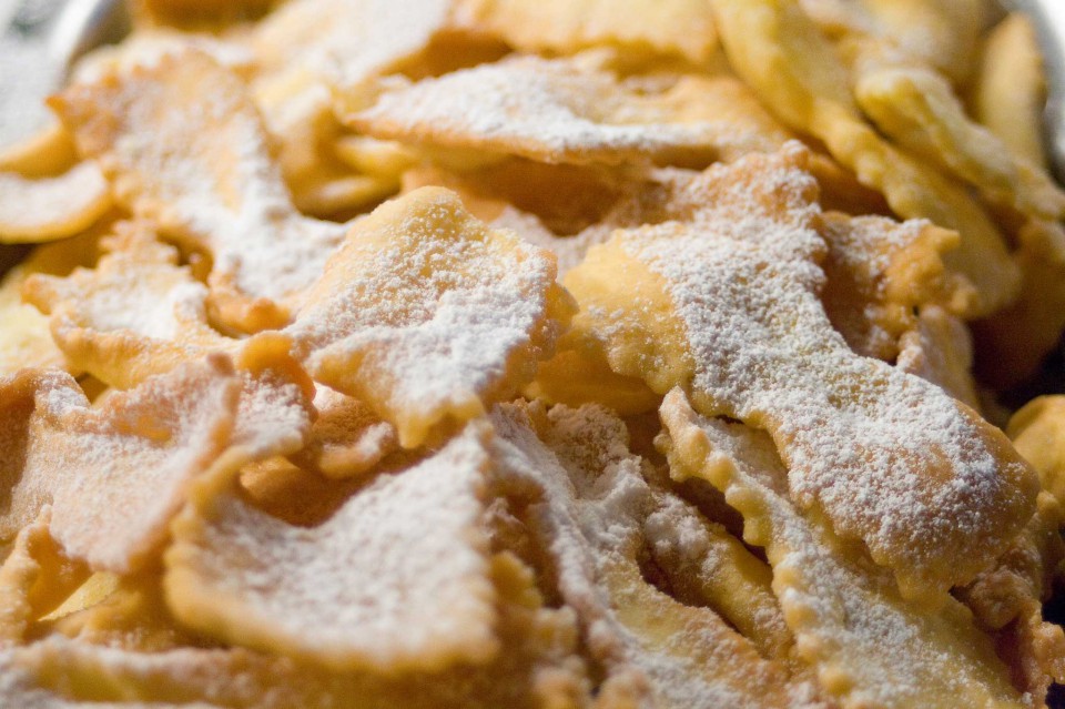 Le migliori chiacchiere, o frappe o nastri o galani, le fai con questa ricetta