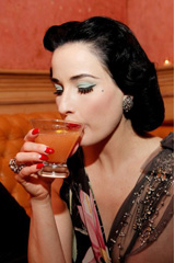 MargaDita, il cocktail più sensuale lo ha preparato Dita Von Teese