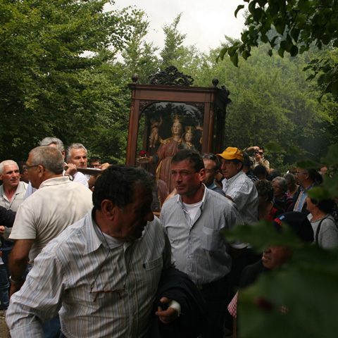 Sacro e profano sul Pollino. Mangi e bevi per devozione!