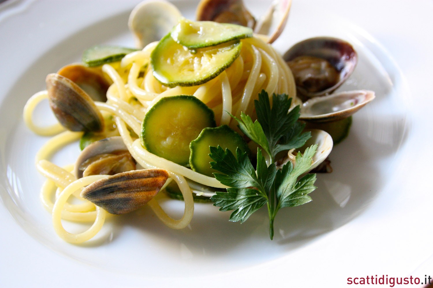 Spaghetti con le vongole. La ricetta alla Don Alfonso con le zucchine