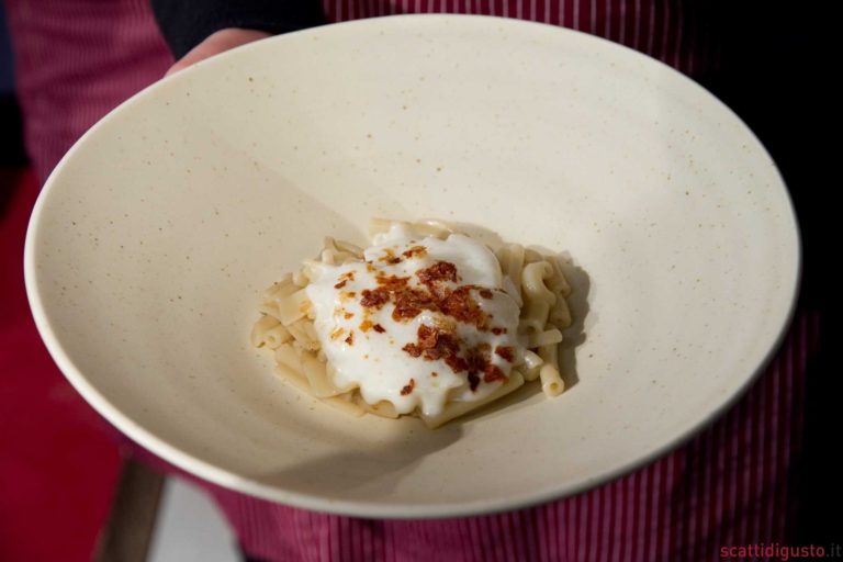 La ricetta della pasta e patate a scarto zero e con poco sale