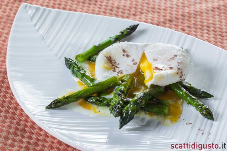 La ricetta migliore: uovo in camicia con asparagi