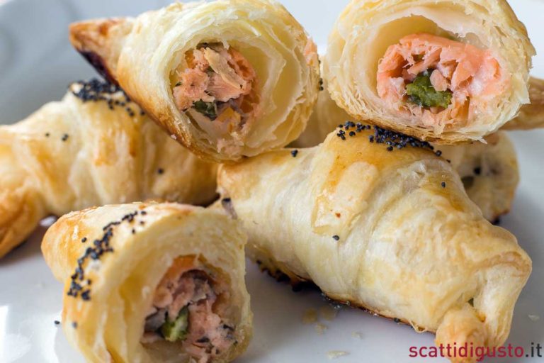 5 ricette da fare con gli asparagi: cornetti salati con salmone