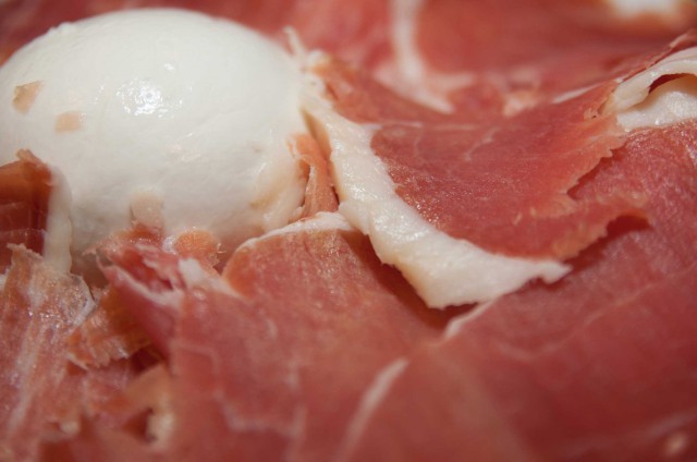 Tutto-Qua-mozzarella-bufala-e-jamon-Serrano