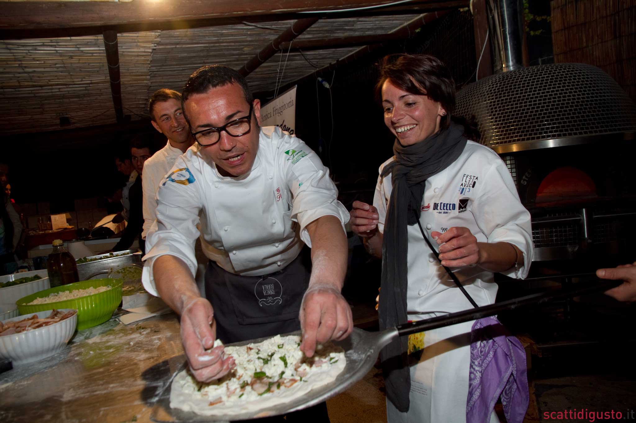 I pizzaioli insegnano a scegliere la farina e a stendere l&#8217;impasto