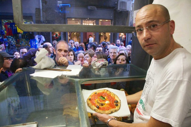 Salvatore-Di-Matteo-pizza-da-asporto-Napoli