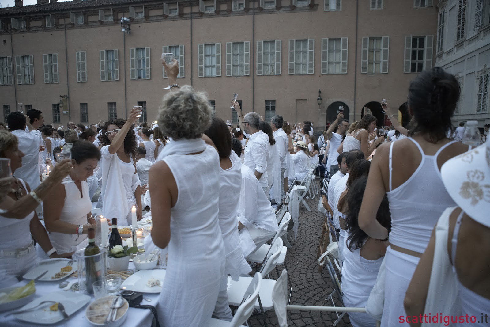 Cena in bianco a Torino, sabato 22 giugno. Ecco come partecipare