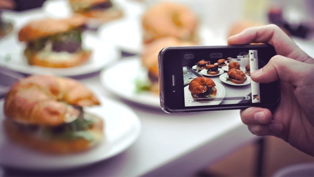 Più scomoda dell&#8217;iPhone a tavola è la food blogger con reflex al ristorante