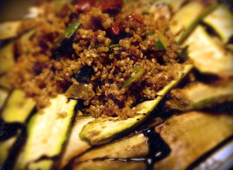 Quinoa, la ricetta per stare leggeri sotto l&#8217;ombrellone con melanzane e zucchine