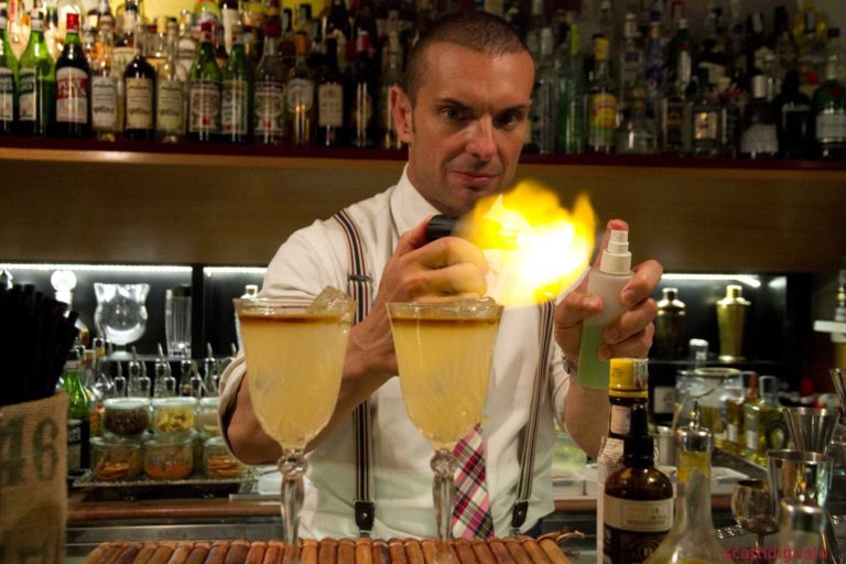 Cocktail. La fine del mondo preparatela con Bacardi e Martini flambè