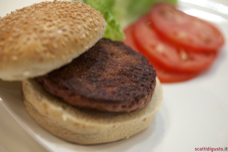 Le foto e la recensione del primo hamburger di carne artificiale da staminali