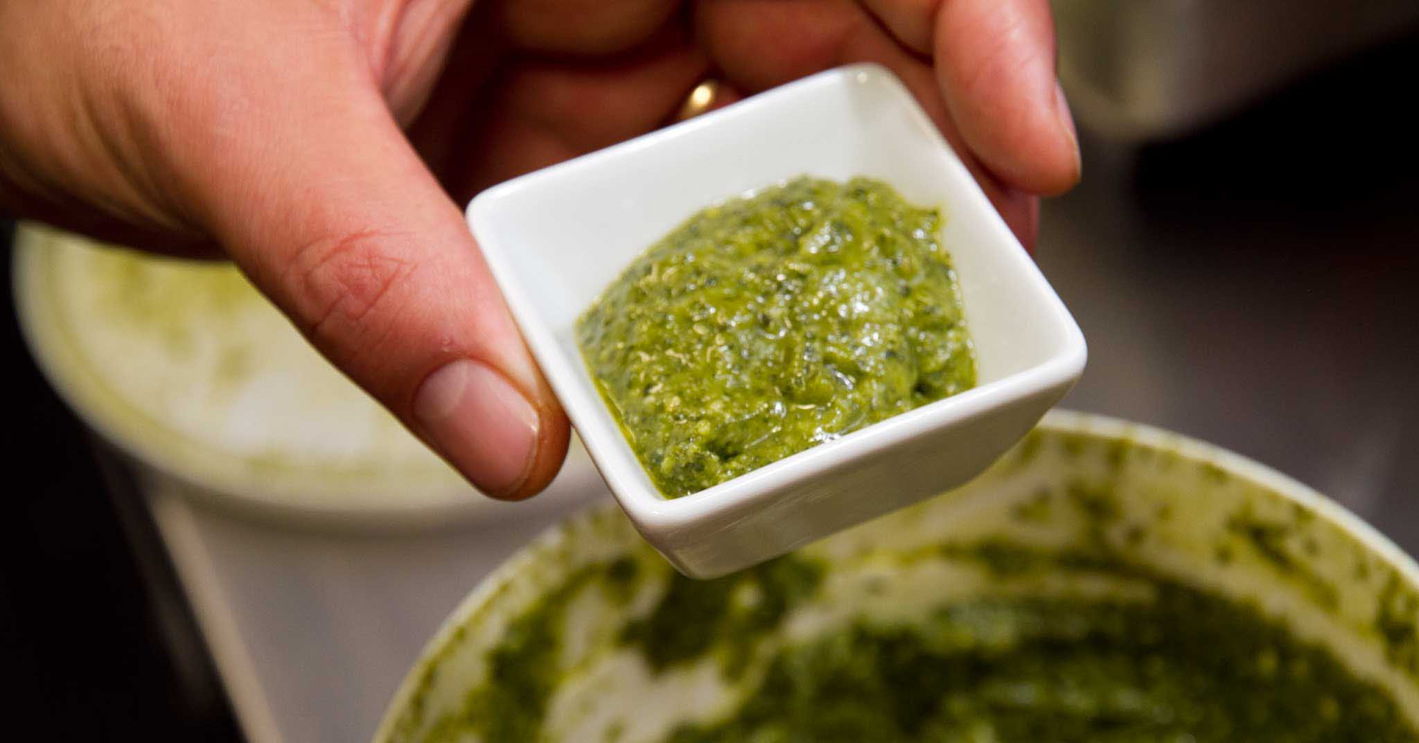 Come conservare il pesto fatto in casa e le regole per mantenerlo verde