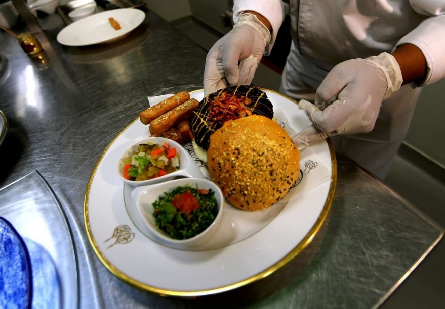 Hamburger che non avete visto mai: con carne di cammello e foglia d&#8217;oro