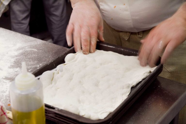 Lezioni di Pizza | Stendi senza mattarello, condisci e cuoci!