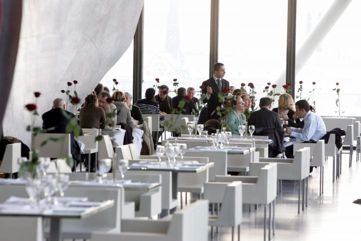 Mangia e stai zitto. I brutti in fondo al ristorante per migliorare l&#8217;immagine del locale