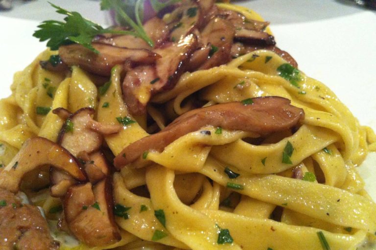 Corso base di tagliatelle all’uovo con i funghi porcini della Maremma