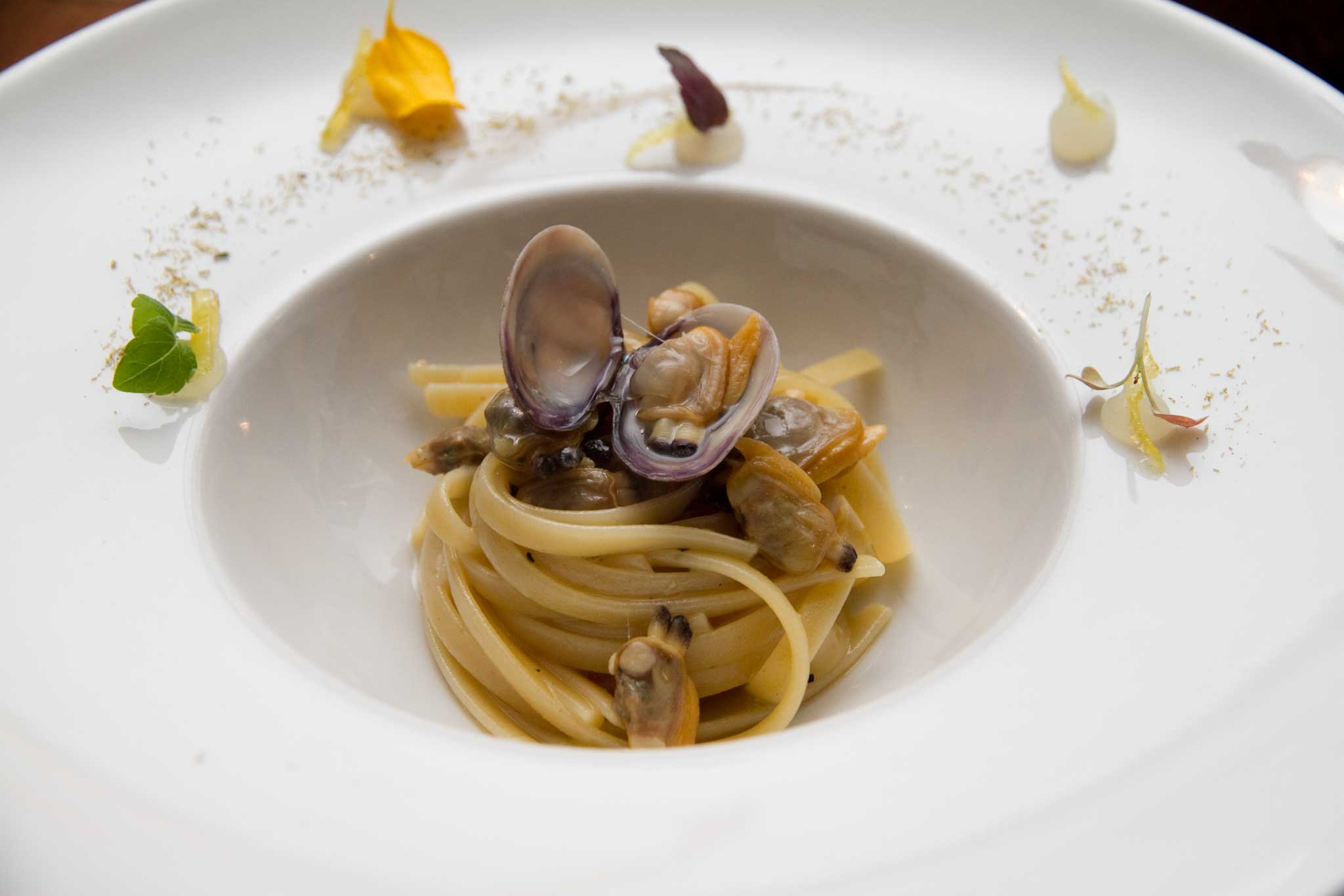 La ricetta delle linguine con vongole, camomilla e cedro per il cenone di San Silvestro