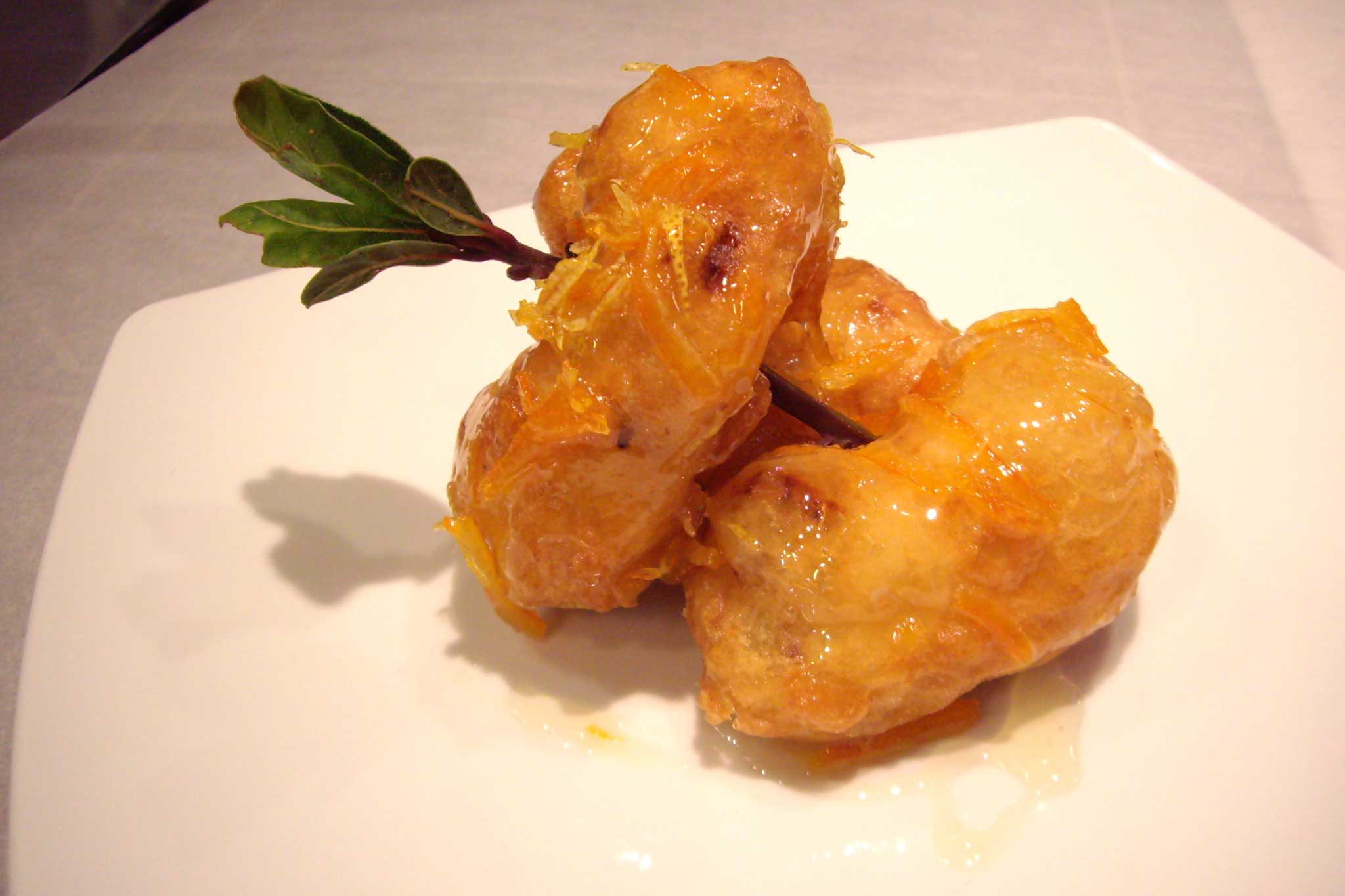 Ricette di Natale. Le zeppole fritte di Vittoria Aiello, cuoca della Torre del Saracino