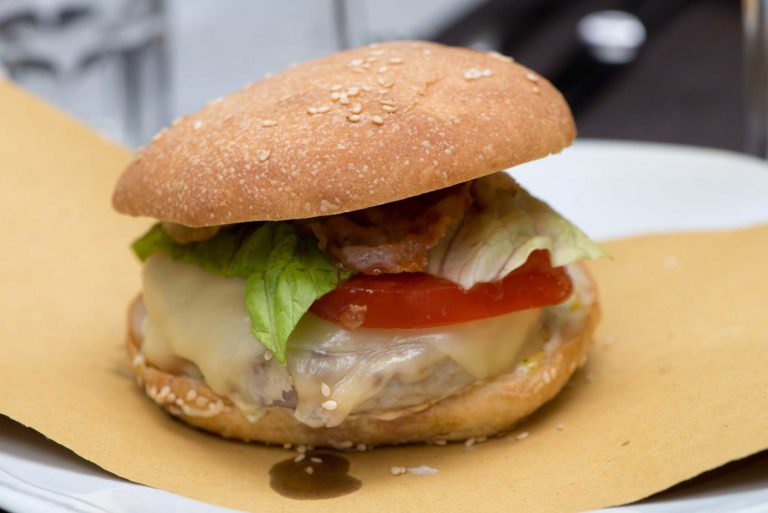 L&#8217;hamburger di Bistrot 64 a 13 € vola nella classifica della pausa pranzo a Roma