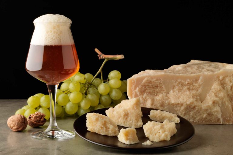 Tre birre artigianali da bere con agnello, formaggio e sacher torta