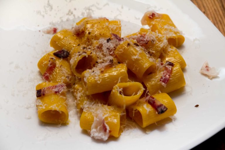 La ricetta perfetta dello chef: pasta alla carbonara sbagliata ma giusta