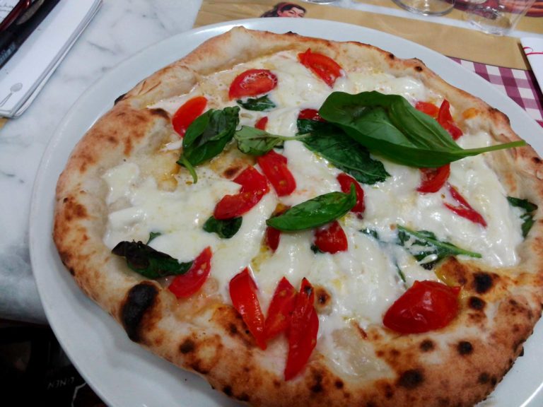 Campionato della Pizza. Carmnella vs Pizzeria del Popolo appena arrivi a Napoli