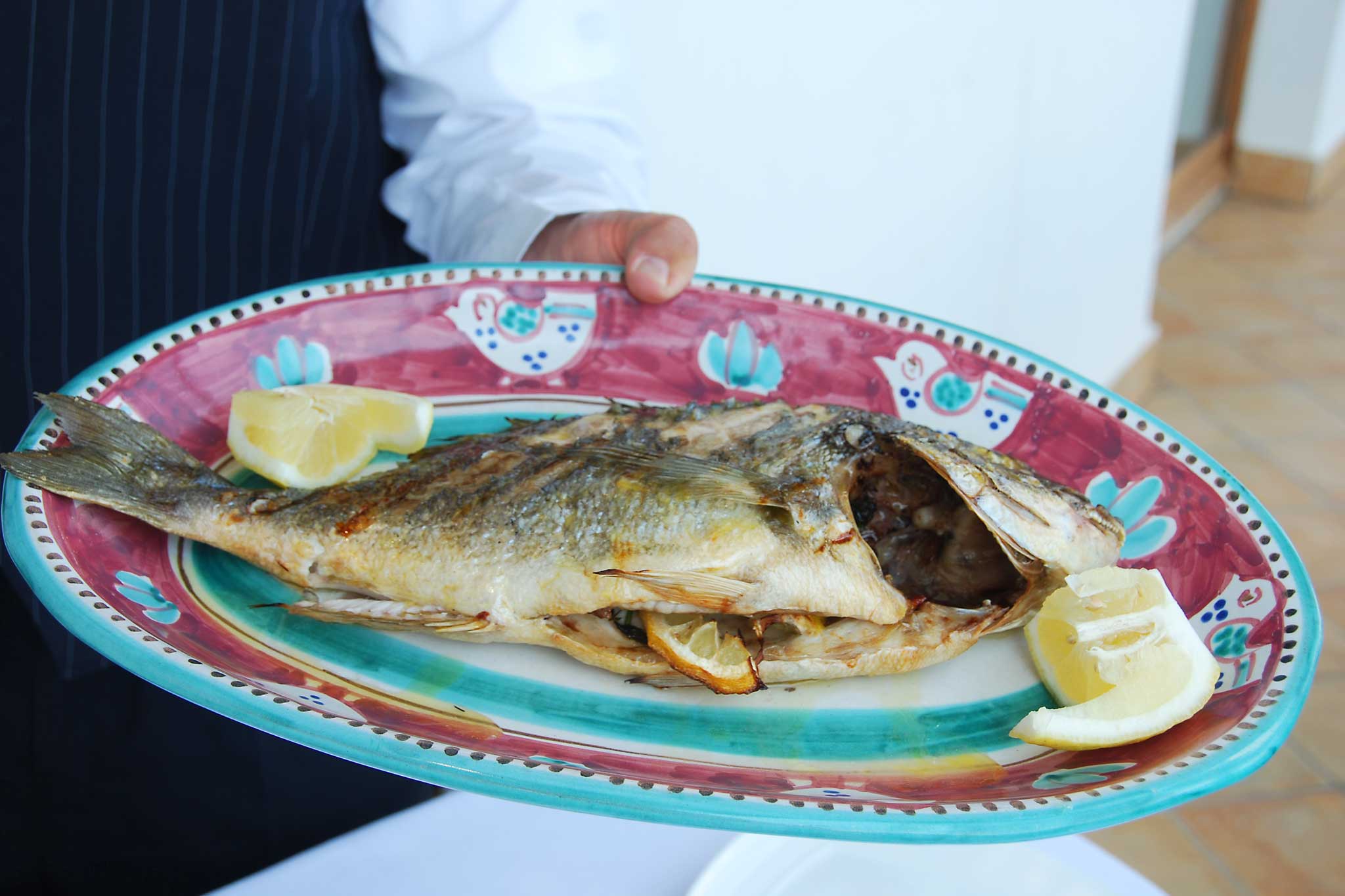 Cetara. Quanto costa la bellezza vertiginosa del ristorante Falalella a picco sul mare