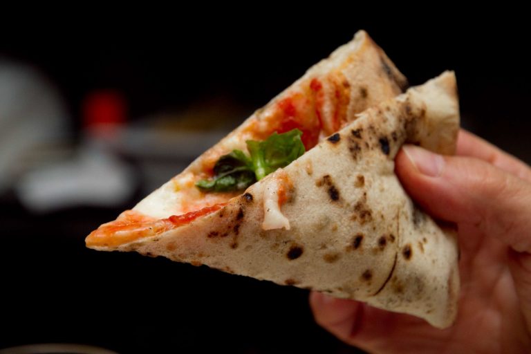 La vera storia della pizza napoletana e il falso della margherita