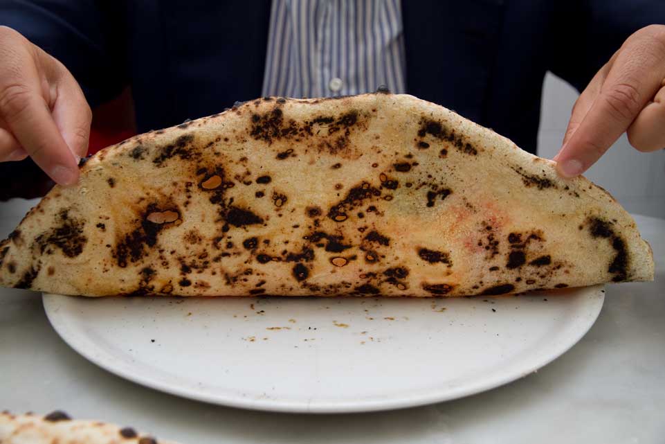 La pizza bruciata (?) dell&#8217;Antica Pizzeria Da Michele è un affare di stato