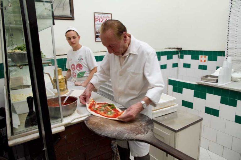 Si è spento Luigi Condurro, maestro di semplicità alla pizzeria Da Michele