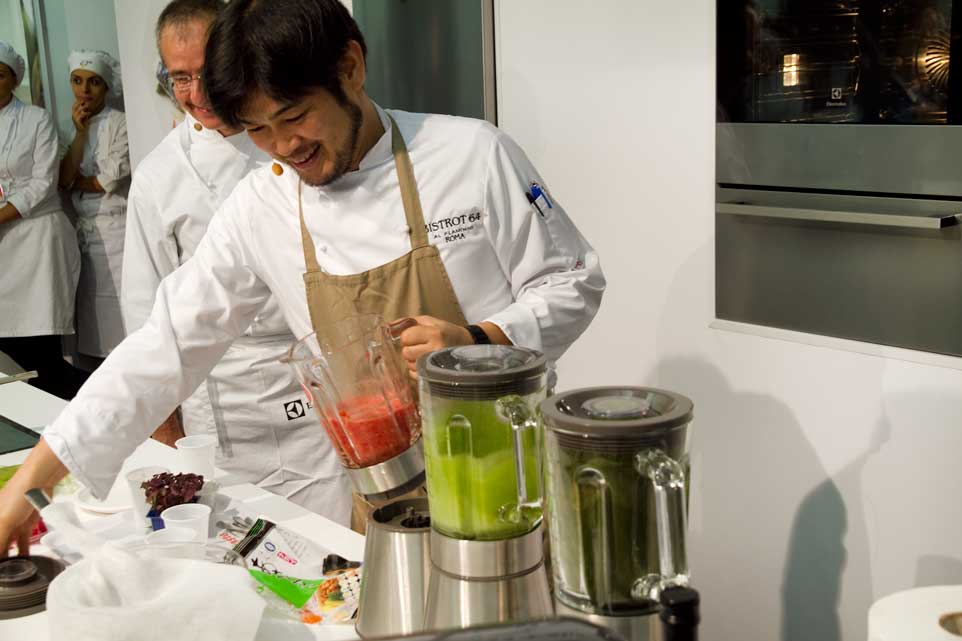 La ricetta del tonno crudo con zuppa fredda di pomodoro e rucola