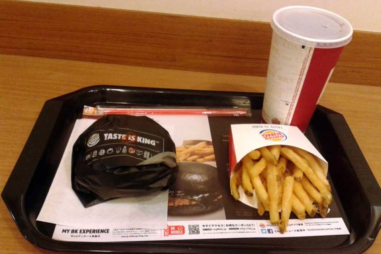 Hamburger nero. Lo abbiamo assaggiato a Kyoto. Ecco com&#8217;è!