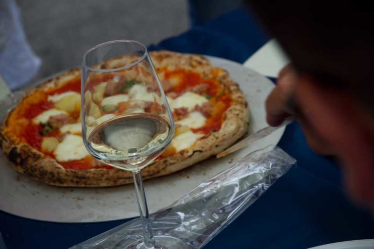 Vi convince il binomio pizza e champagne a Napoli?