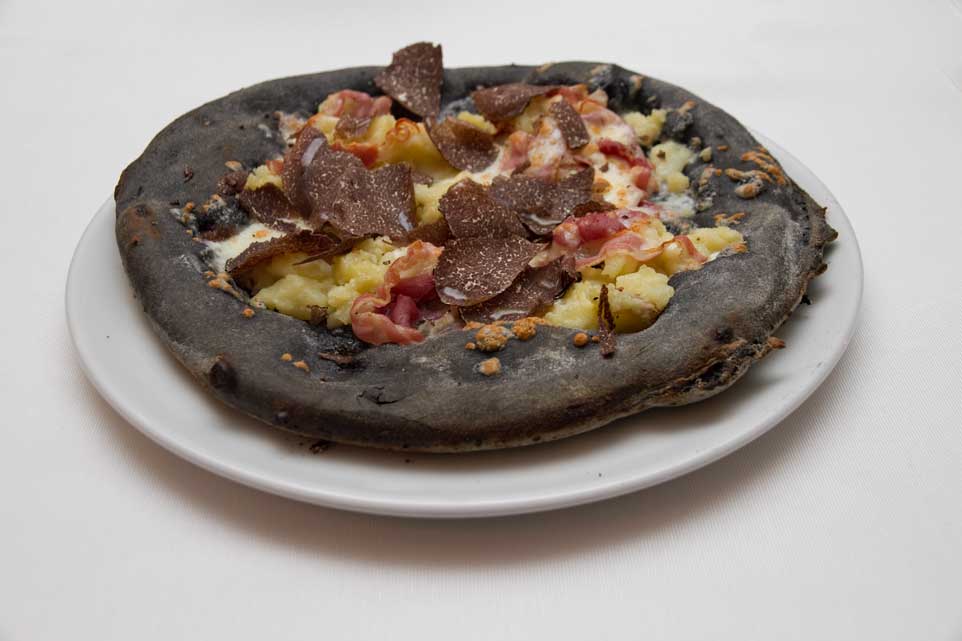 Pizza. Nera come un carbone, preziosa come una stella Michelin