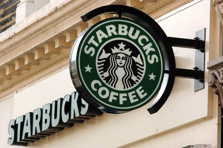 Luci e ombre di Starbucks che apre a Milano e vende la licenza a 7,5 miliardi di dollari