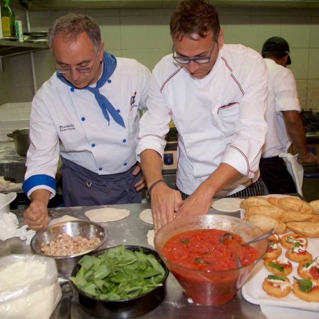 preparazione pizze fritte