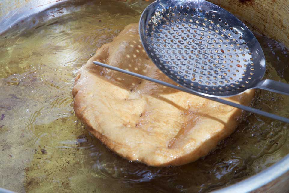 Napoli. Esterina, le foto della nuova pizzeria di Gino Sorbillo che fa una grande pizza fritta