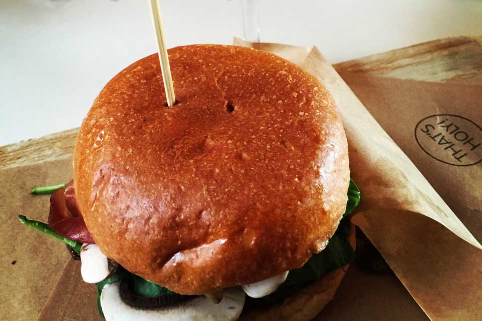 Genova. Apre Ham Holy Burger con gli hamburger al pesto