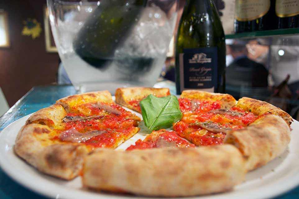 Pizza. Scoprire quanto è buona con i vini Santa Margherita