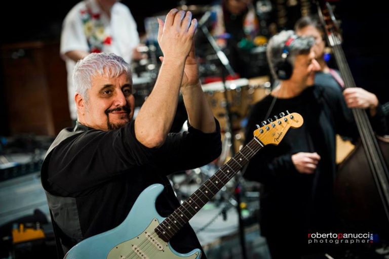 Muore Pino Daniele, simbolo di Napoli anche con Na tazzulella ‘e cafè