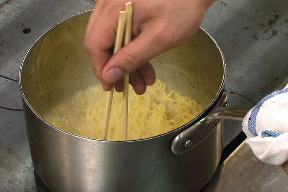 Cacio e pepe: la ricetta del ramen farà discutere per il burro?